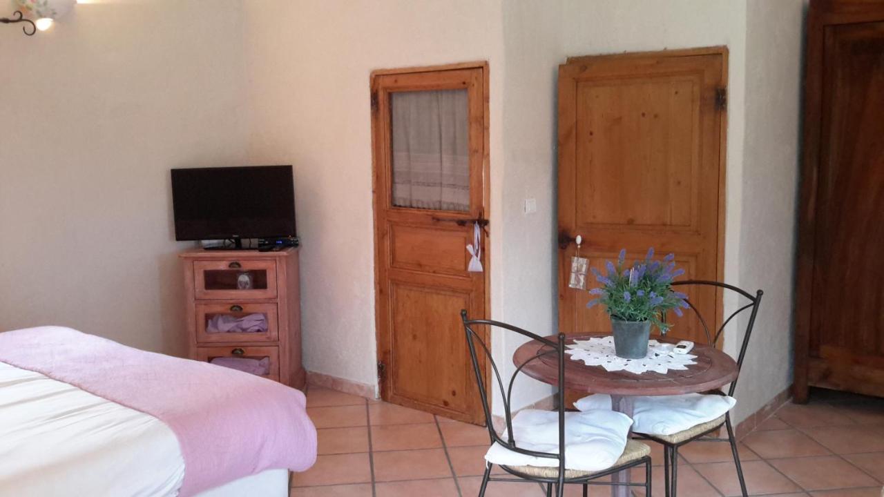 Chambres D'Hotes Le Vignoble Cucuron Exterior photo