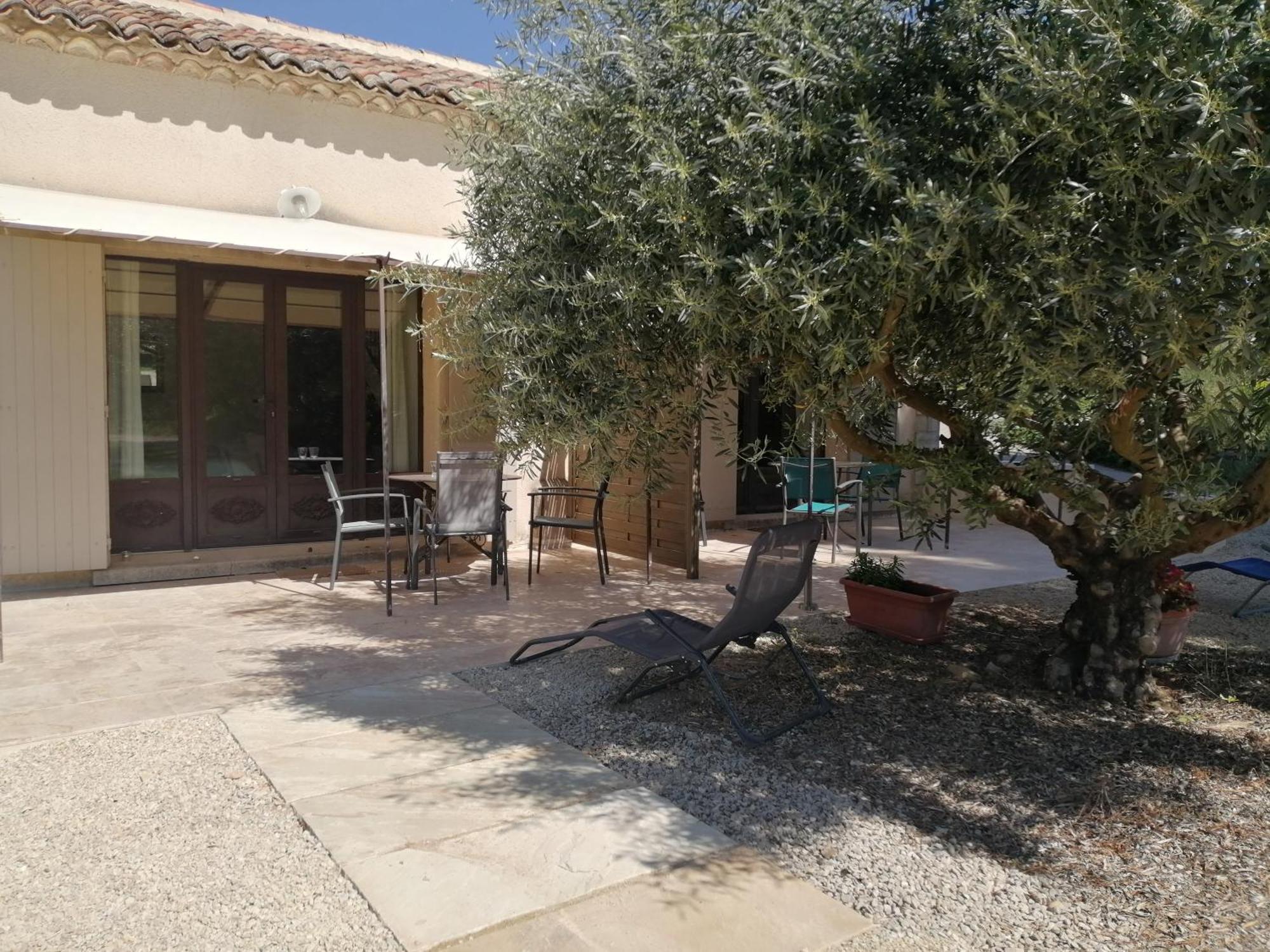 Chambres D'Hotes Le Vignoble Cucuron Exterior photo